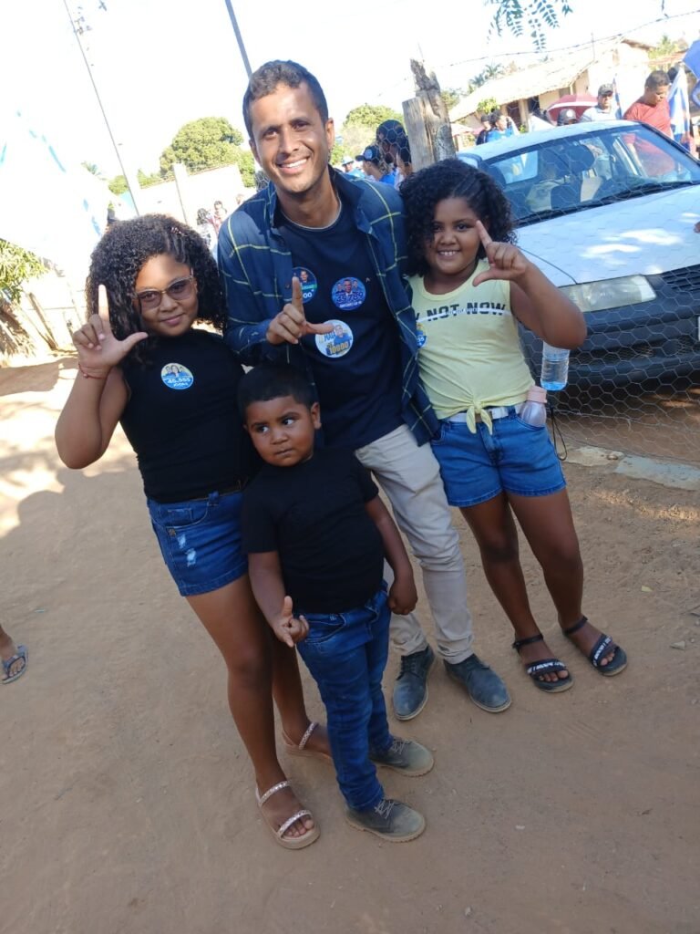 WhatsApp-Image-2024-09-15-at-16.35.06-1-768x1024 A Onda Azul Toma Conta de Serra do Ramalho e Agrovila 10: Prefeito Lica e Pré-candidato Zé Maia Ganhando Força