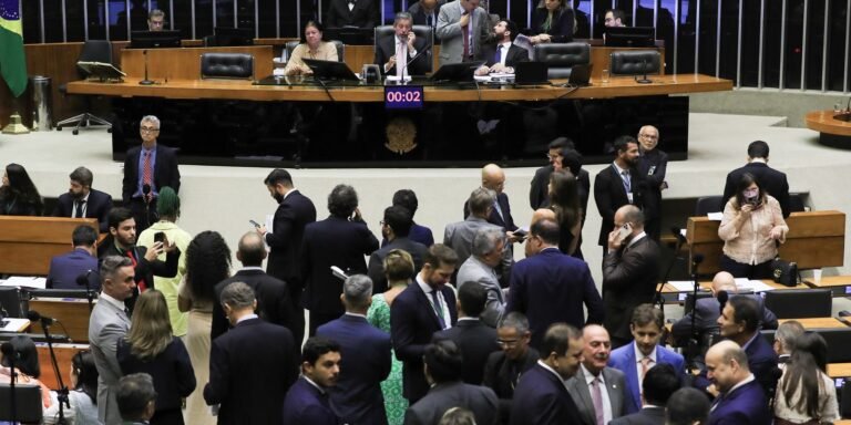 Câmara aprova projeto que regulamenta mercado de carbono Câmara aprova projeto que regulamenta mercado de carbono