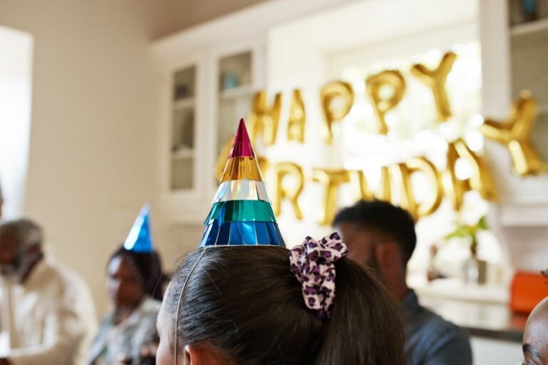 Mãe acha ruim e reclama por só uma filha gêmea ser chamada para festa Mãe acha ruim e reclama por só uma filha gêmea ser chamada para festa