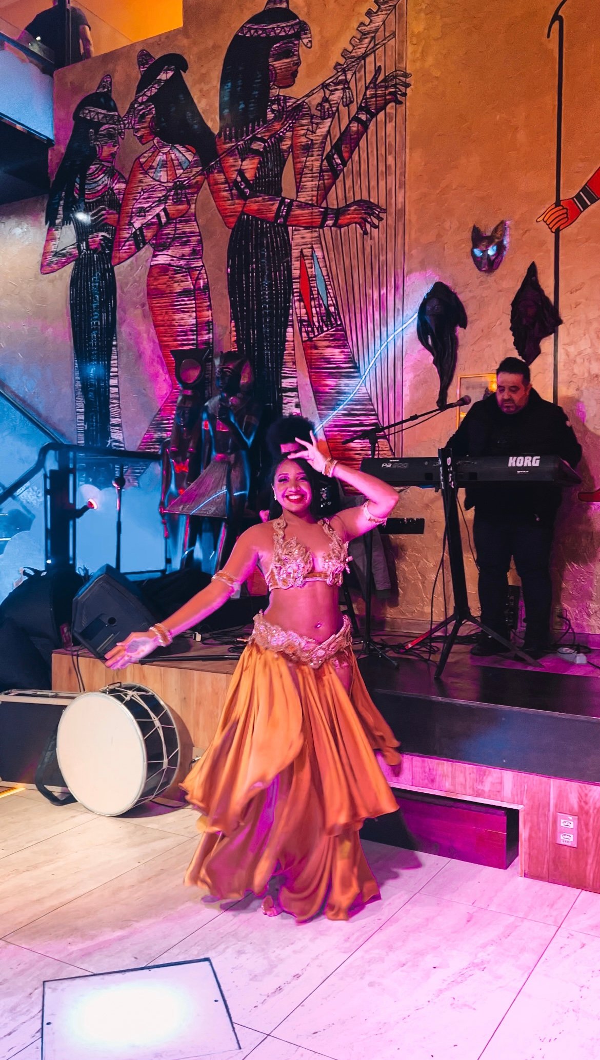 Refúgio do Oriente: Dunas Bar oferece noite árabe com shows de dança do ventre e gastronomia típica