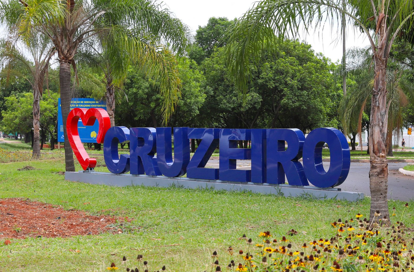 Tradicional corte de bolo comemora os 65 anos do Cruzeiro