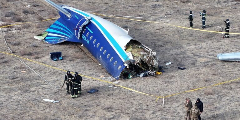 Avião comercial da Embraer cai com 67 passageiros no Cazaquistão Avião comercial da Embraer cai com 67 passageiros no Cazaquistão