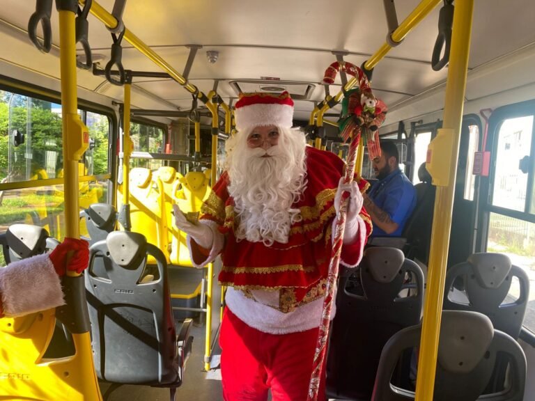 Ação natalina especial distribui panetones em linhas do transporte público do DF