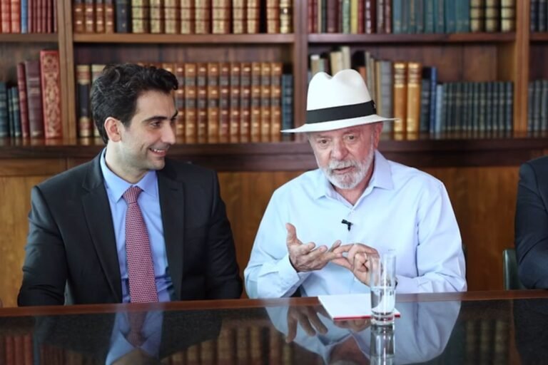 Ao lado de Galípolo, Lula promete “verdadeira autonomia” ao BC Ao lado de Galípolo, Lula promete “verdadeira autonomia” ao BC