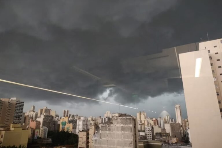 Após apagão e alagamentos, SP deve ter pancadas de chuva neste domingo Após apagão e alagamentos, SP deve ter pancadas de chuva neste domingo