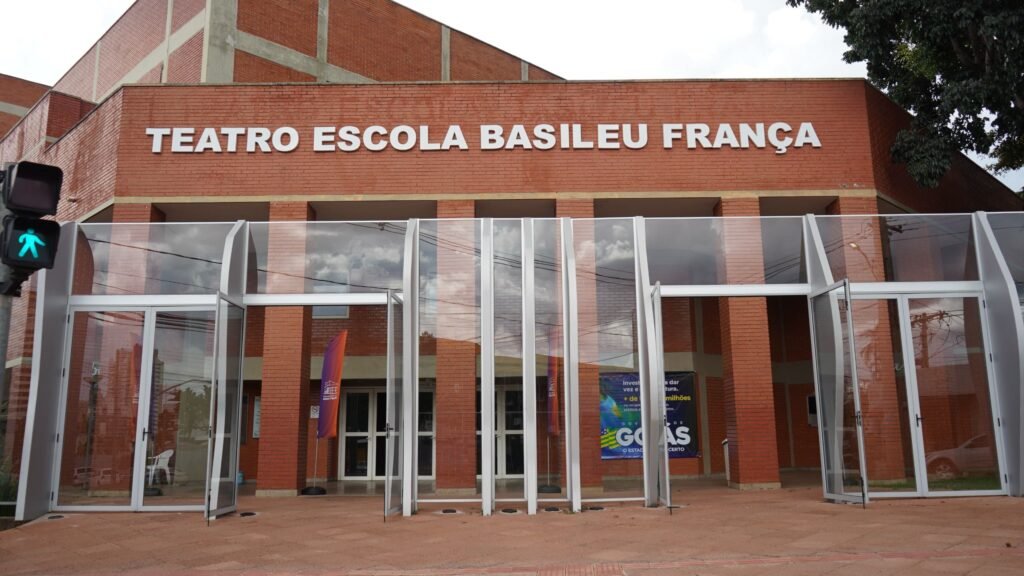 Basileu França abre vagas para cursos gratuitos em Artes Visuais, Teatro e Música