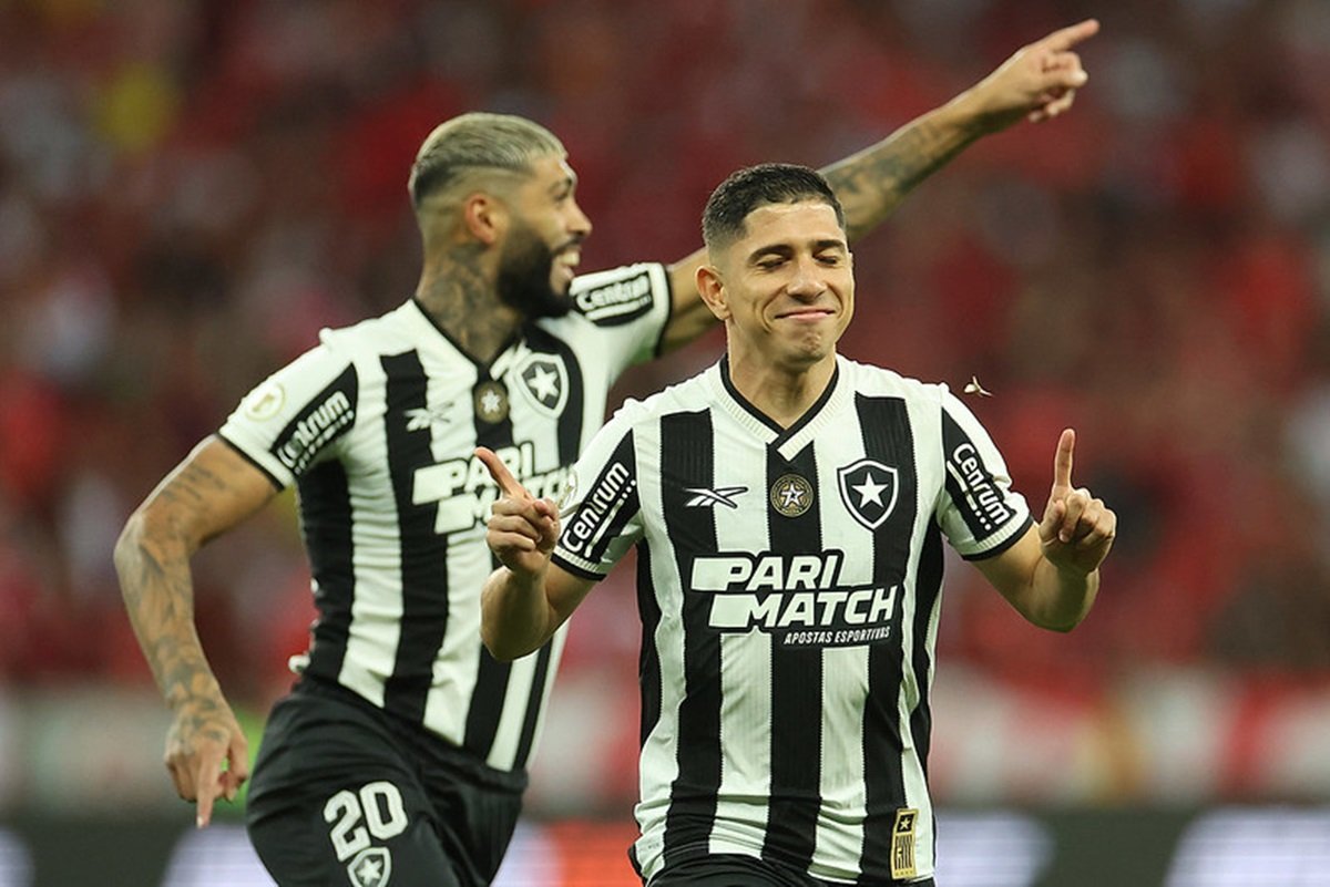 Botafogo bate Inter e fica muito perto do título do Brasileirão