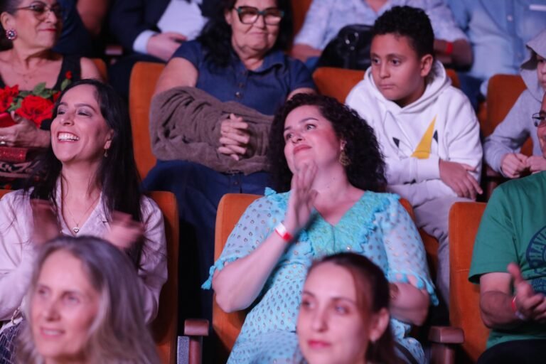 Brasilienses celebram noite no Teatro Nacional com apresentação de Almir Sater Brasilienses celebram noite no Teatro Nacional com apresentação de Almir Sater