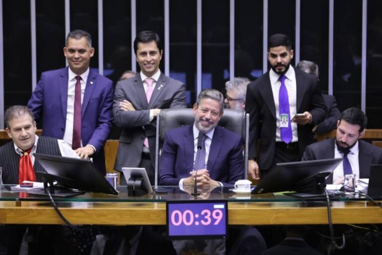 Câmara aprova PEC do pacote de corte de gastos em 1º turno Câmara aprova PEC do pacote de corte de gastos em 1º turno