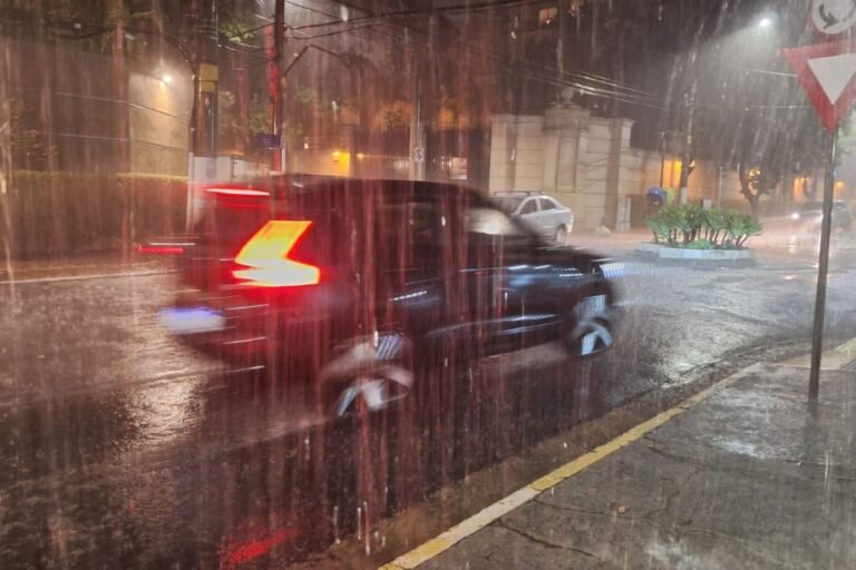 Cidade de São Paulo entra em estado de atenção para alagamentos Cidade de São Paulo entra em estado de atenção para alagamentos