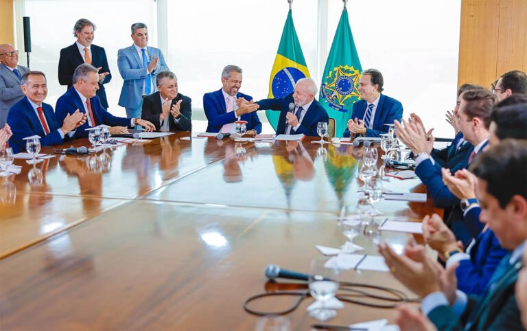 Com crédito do BNDES ampliado para R$ 1,2 bi, duplicação do Eixão das Águas é assinada Com crédito do BNDES ampliado para R$ 1,2 bi, duplicação do Eixão das Águas é assinada