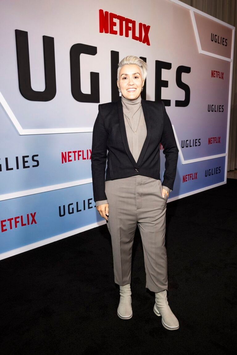 Feios: filme da Netflix tem figurino da brasileira Cris Araujo Feios: filme da Netflix tem figurino da brasileira Cris Araujo