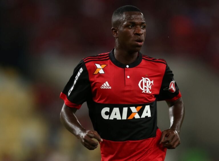 Flamengo homenageia Vini Jr. após prêmio de melhor do mundo da FIFA