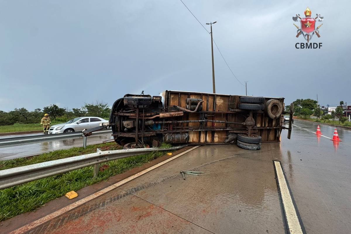 Fotos: motorista fica ferido após caminhão tombar na Via Estrutural