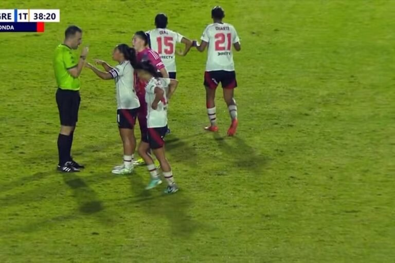 Jogadoras do River Plate são presas por ataques racistas a gremistas Jogadoras do River Plate são presas por ataques racistas a gremistas