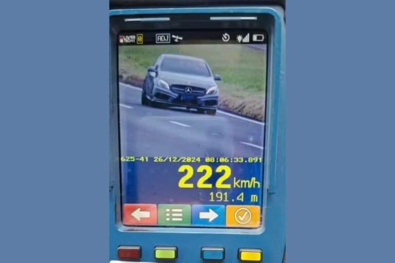 Motorista é pego dirigindo a 222 km/h em rodovia e tem CNH suspensa Motorista é pego dirigindo a 222 km/h em rodovia e tem CNH suspensa