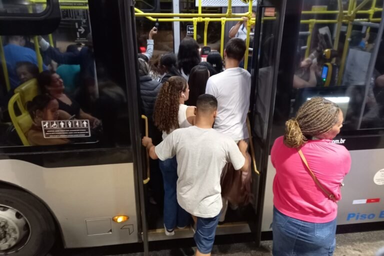 Ônibus é a pior opção para chegar ao trabalho em SP, mostra estudo Ônibus é a pior opção para chegar ao trabalho em SP, mostra estudo