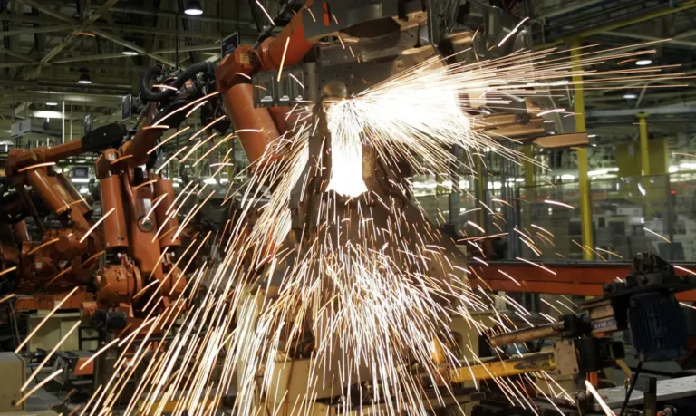 Produção industrial cresce 3,4% até outubro e 5,8% na comparação com ano passado Produção industrial cresce 3,4% até outubro e 5,8% na comparação com ano passado