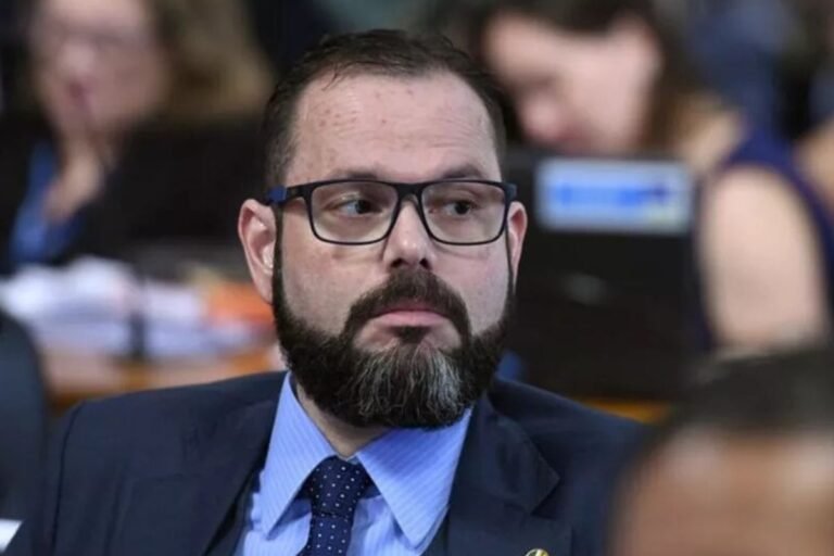 Senador apaga post em defesa de PM que jogou homem de ponte em SP