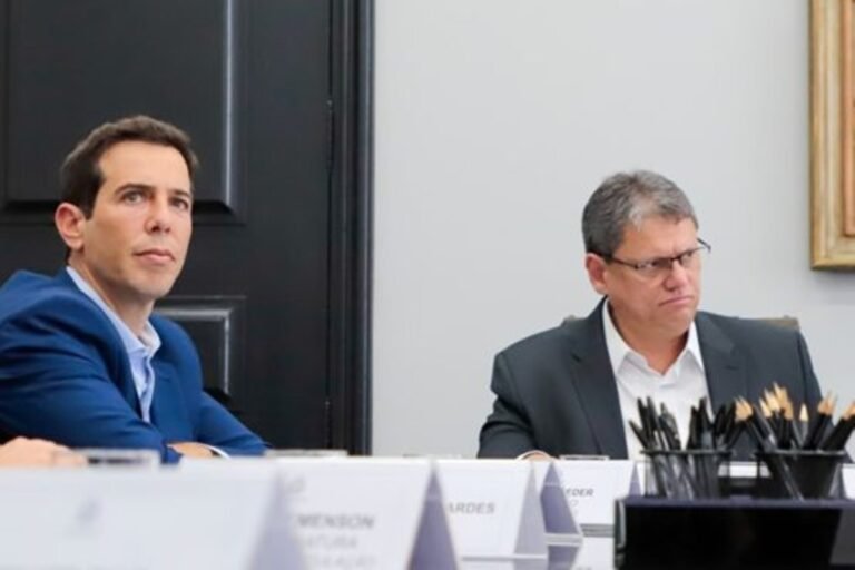Tarcísio muda postura e decide pagar 13º a professores temporários