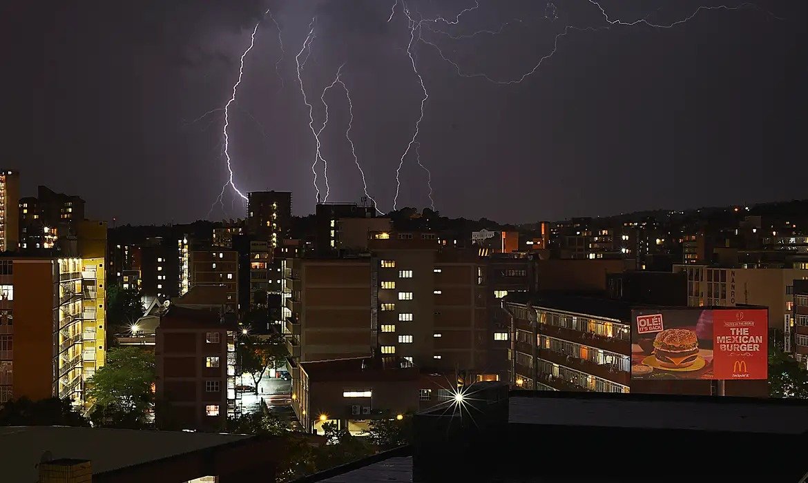 Tecnologia contribui para reduzir impactos de raios na rede elétrica do DF