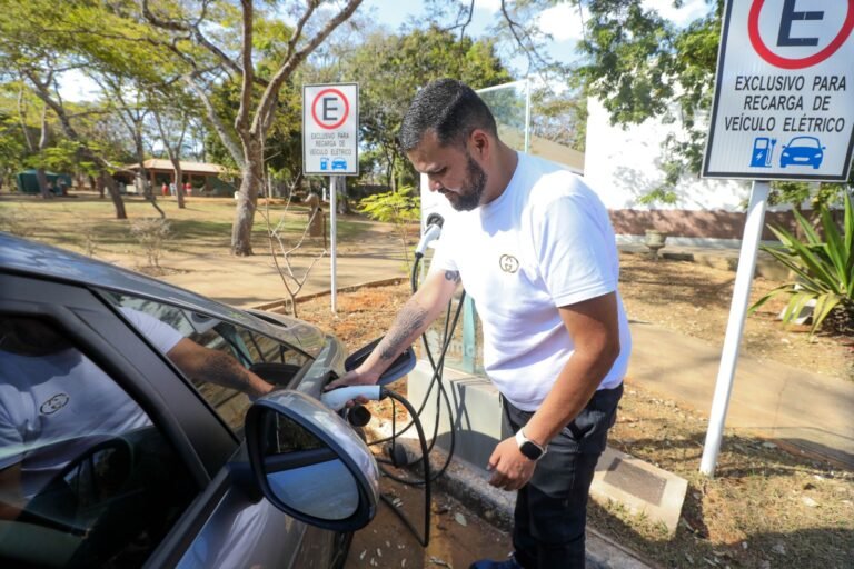 Uso de carros elétricos é incentivado com a instalação de novos pontos de recarga Uso de carros elétricos é incentivado com a instalação de novos pontos de recarga