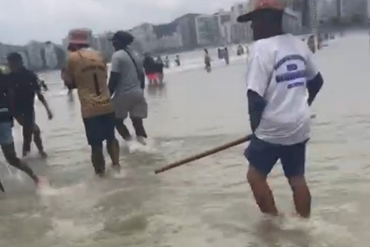 “Vão matar ele”: suspeito é espancado por turistas em praia. Vídeo