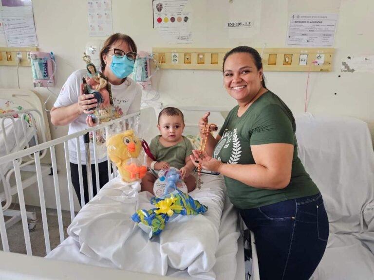 Crianças internadas no Hospital Regional de Santa Maria recebem presentes do projeto Natal Feliz