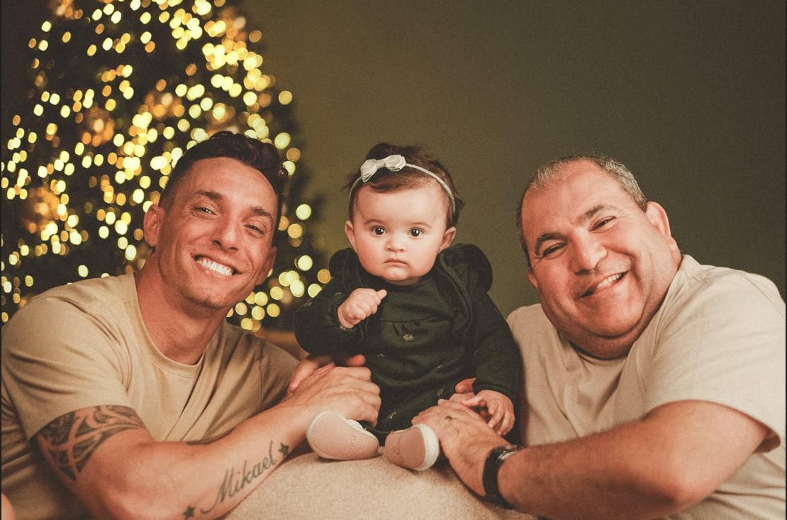 Primeiro bebê no sul do Brasil com DNA dos pais homoafetivos vira símbolo de amor e tolerância nesse Natal