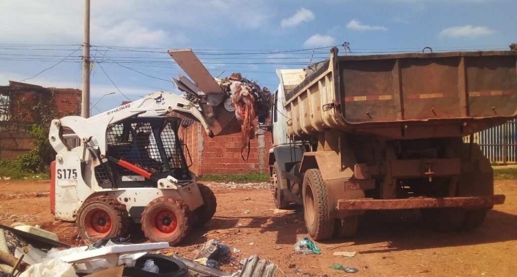 2e940f56-b2c8-4d3b-9955-dbfcfba795a1-1-1024x549 Administração Regional Realiza Limpeza Intensiva em Diversos Pontos da Cidade Estrutural