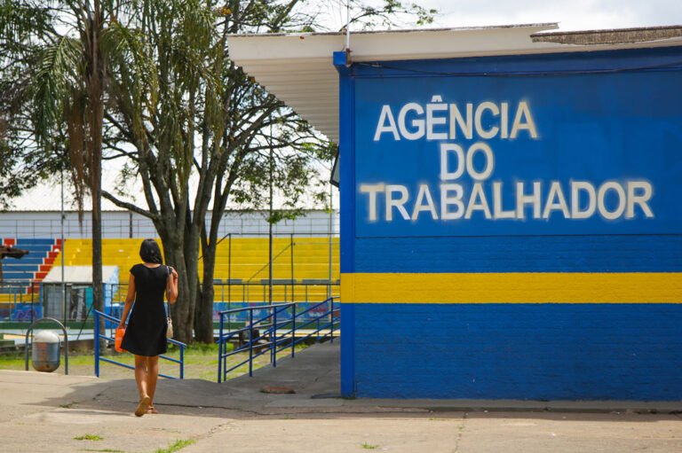 Agências do trabalhador têm vagas com salários de até R$ 3,5 mil nesta quarta-feira (22) Agências do trabalhador têm vagas com salários de até R$ 3,5 mil nesta quarta-feira (22)