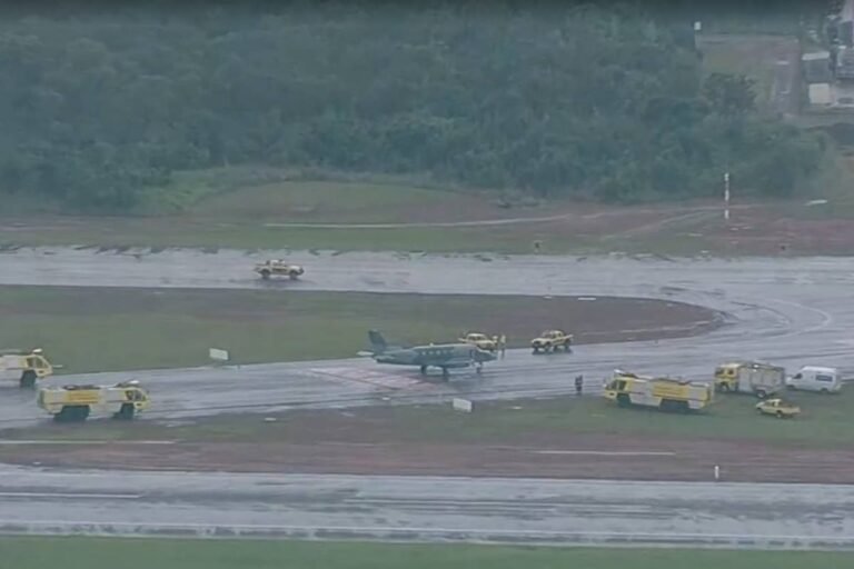Avião da FAB que fez pouso de emergência teve problema em voo de teste Avião da FAB que fez pouso de emergência teve problema em voo de teste