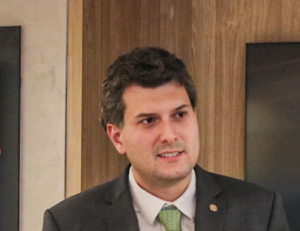 Deputado Eduardo Pedrosa cria Lei que Garante Prioridade no Aluguel Social para Mães e Cuidadoras Atípicas