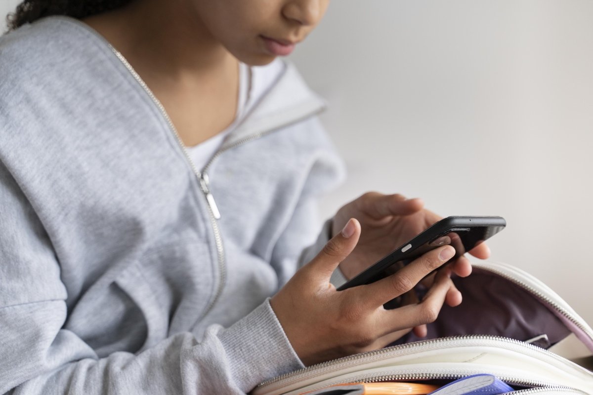 Celulares serão proibidos em escolas do DF: “Professores apreenderão”