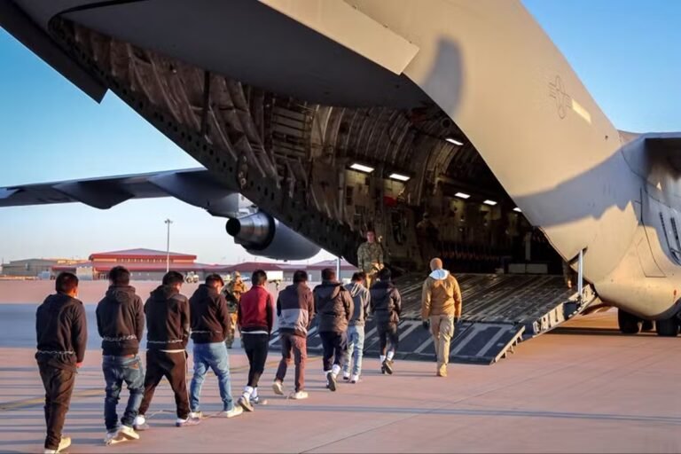 Colômbia e México não aceitam voos com deportados dos Estados Unidos Colômbia e México não aceitam voos com deportados dos Estados Unidos
