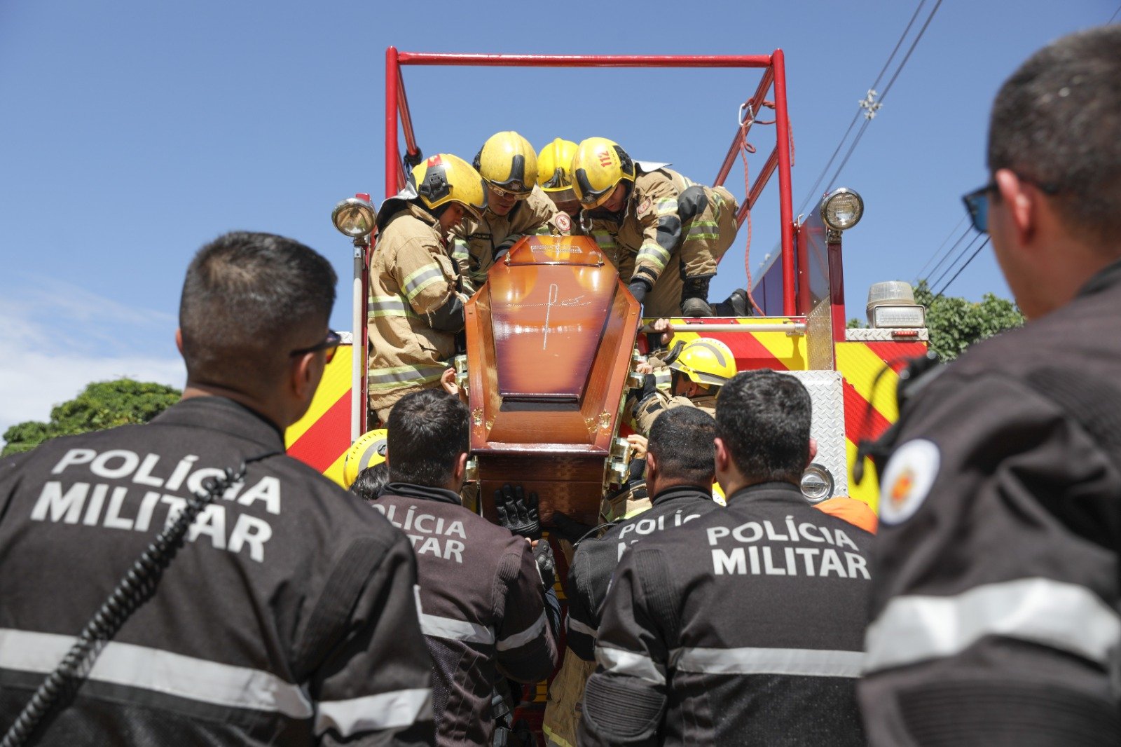 Comoção marca despedida de policial do DF que faleceu em salvamento de vítimas em incêndio em Maceió 