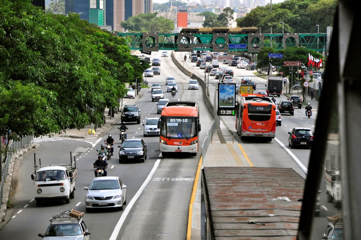 Desrespeito à faixa de ônibus está entre infrações campeãs em SP