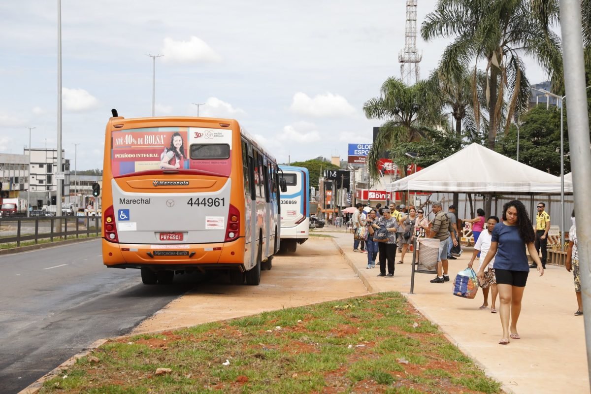 Duas crianças de 5 anos fogem de cuidadora e tentam entrar em ônibus