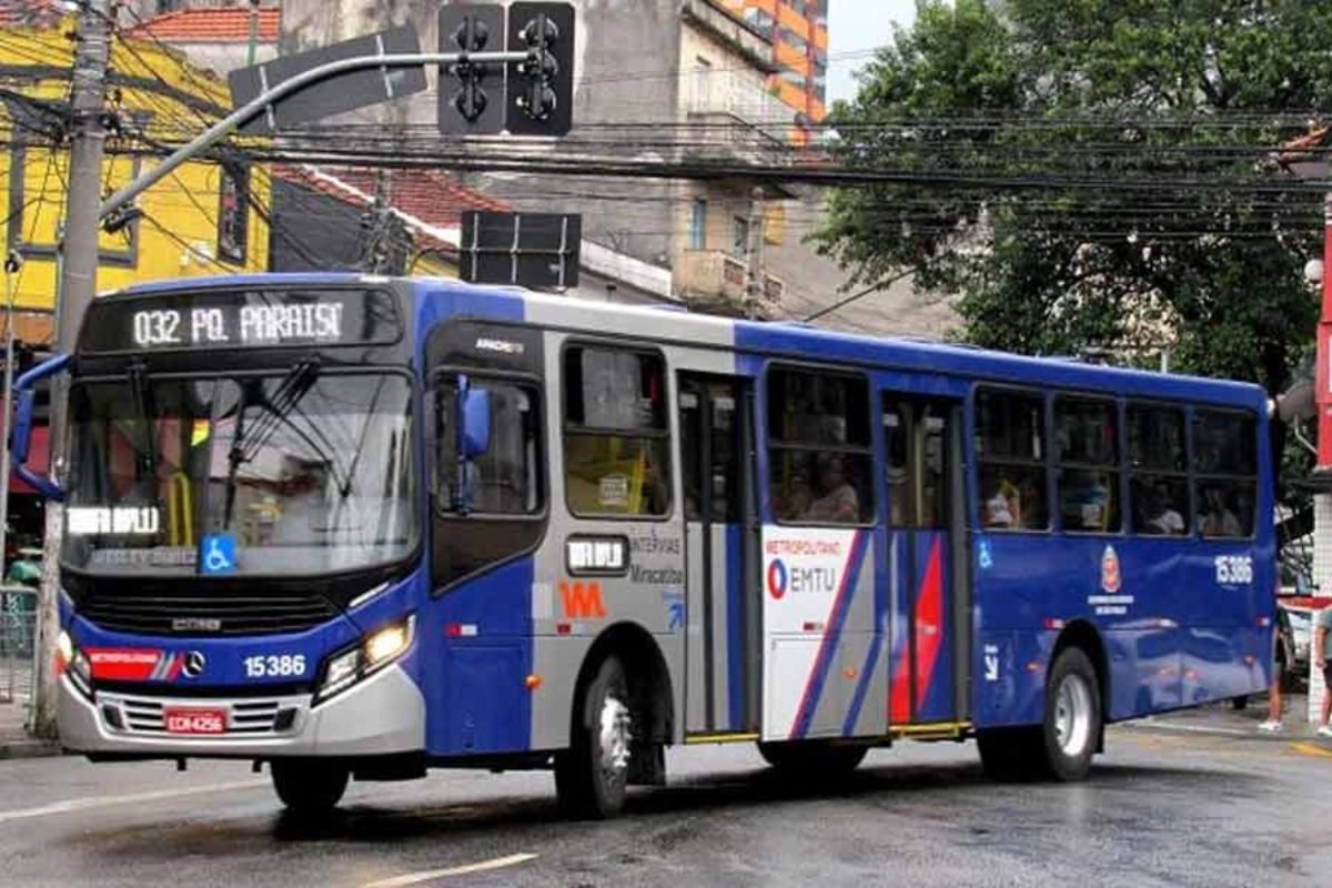 Janela de ônibus é vandalizada e passageira é atingida por vidro em SP