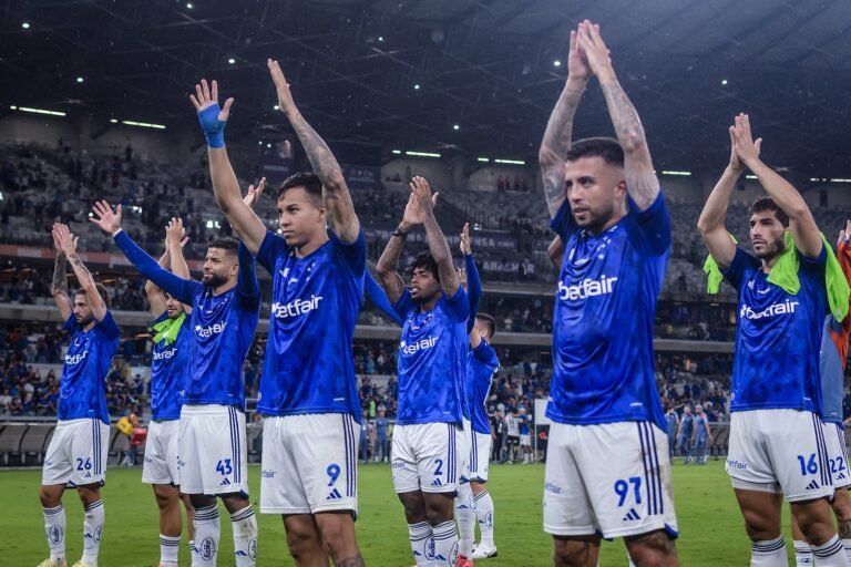 Jogadores do Cruzeiro prestam homenagens aos 104 anos do clube Jogadores do Cruzeiro prestam homenagens aos 104 anos do clube