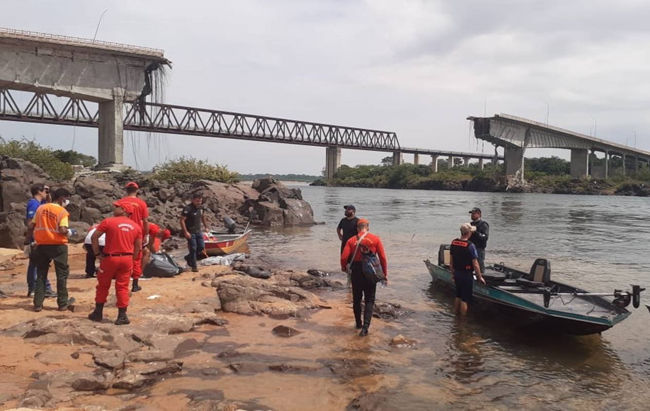 Marinha define data-limite para buscas por vítimas da queda de ponte