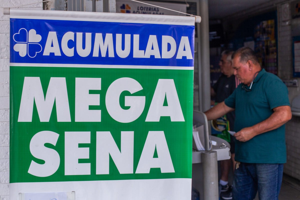 Mega-Sena acumula e prêmio vai a R$ 30 milhões. Confira os números