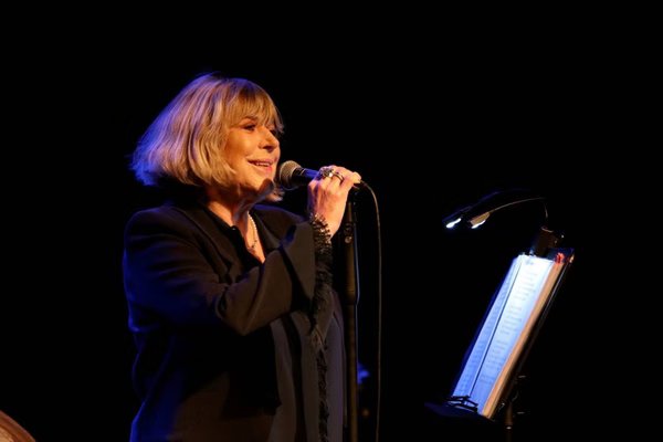 Mick Jagger lamenta morte de Marianne Faithfull, sua ex-namorada