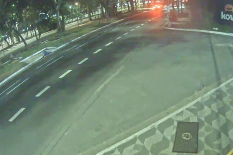 Motorista atropela pedestre, mata motociclista e foge em seguida. Veja Motorista atropela pedestre, mata motociclista e foge em seguida. Veja