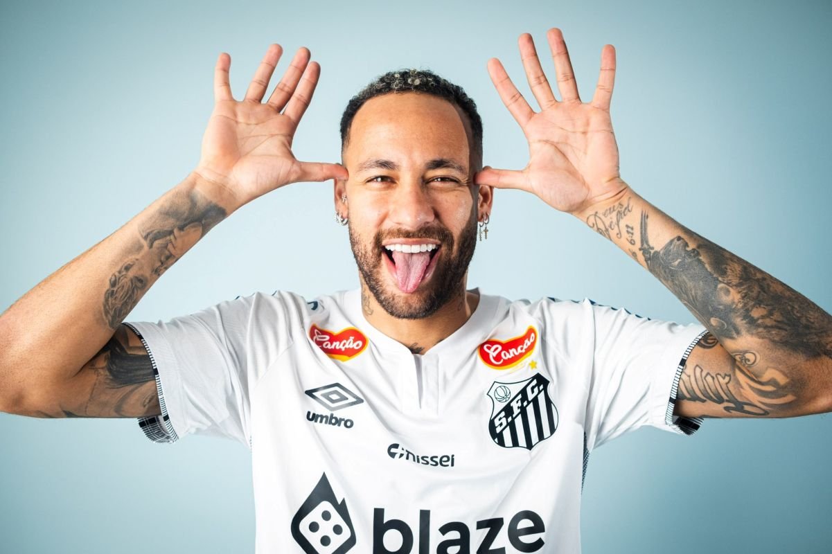 Neymar se apresenta no Santos ao lado dos três filhos. Veja!