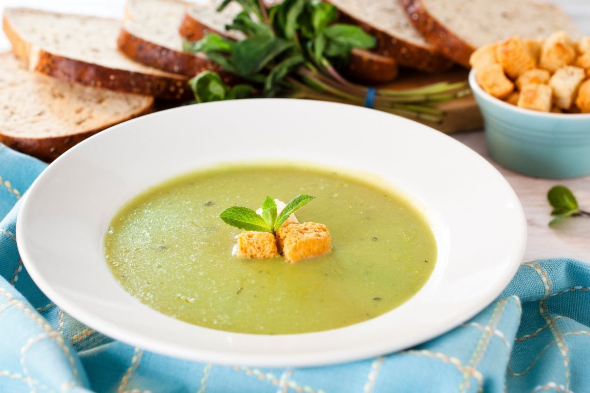 Nutri ensina receita de sopa detox “seca barriga” para emagrecer