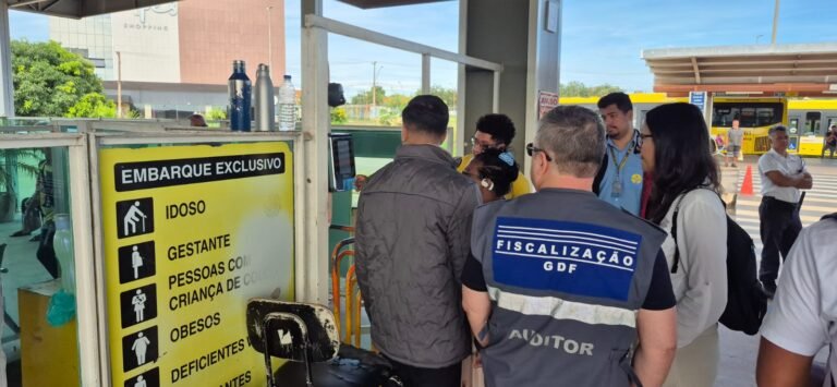 Operação fiscaliza embarque prioritário nas estações do BRT Operação fiscaliza embarque prioritário nas estações do BRT