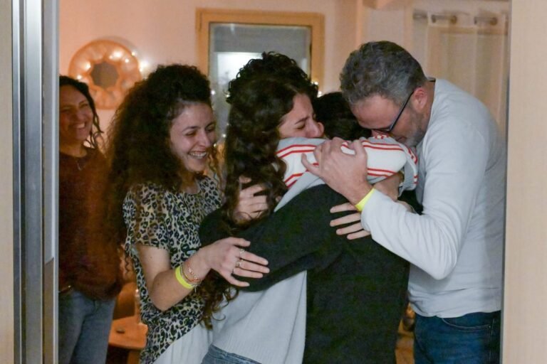 Reféns se reencontram com familiares após serem libertadas de Gaza