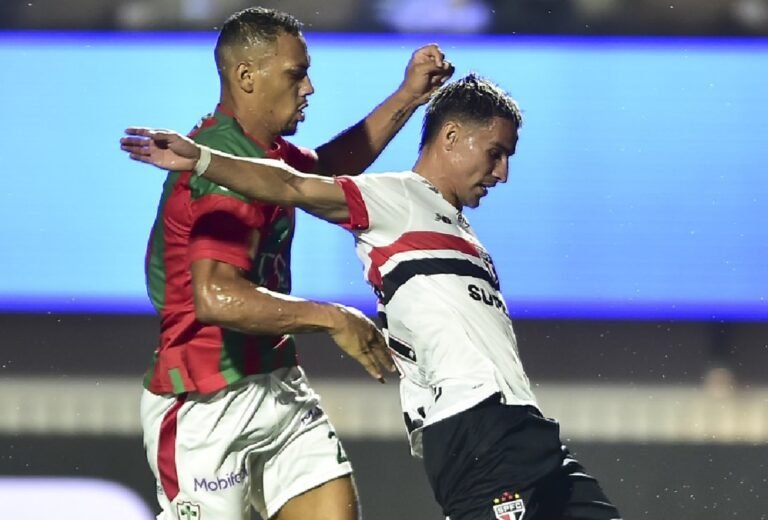 São Paulo marca no final, vira e derrota a Portuguesa no Pacaembu