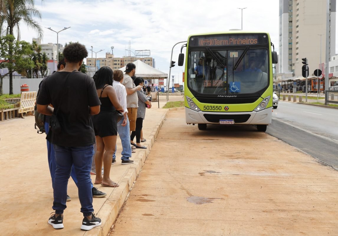 Taguatinga: baia de ônibus da Praça do Relógio é liberada a pedestres